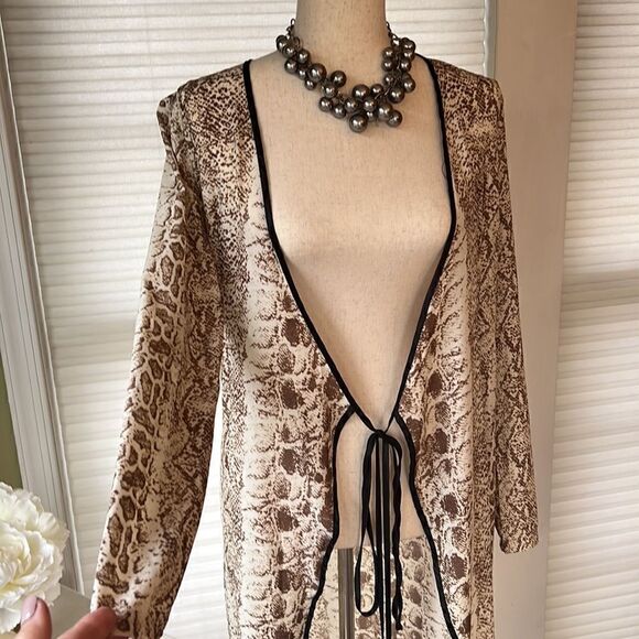 PrettylLittleThing Women’s 4 animal print tie front flowing cardigan NWT - Picture 6 of 16